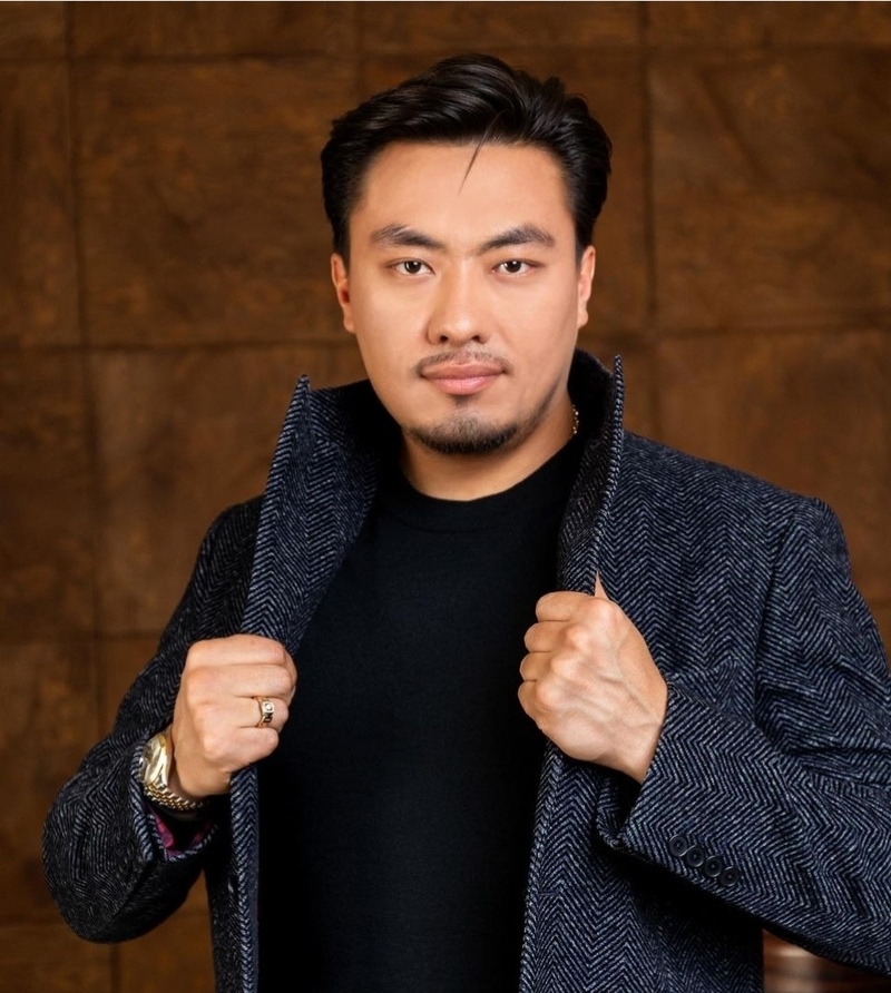 Вадим Богач подарил артистке аксессуар с бриллиантами