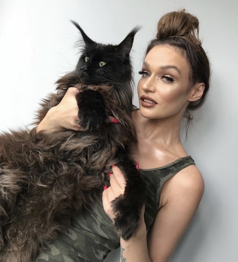 Звезда вместе со своим котом Эскобаром