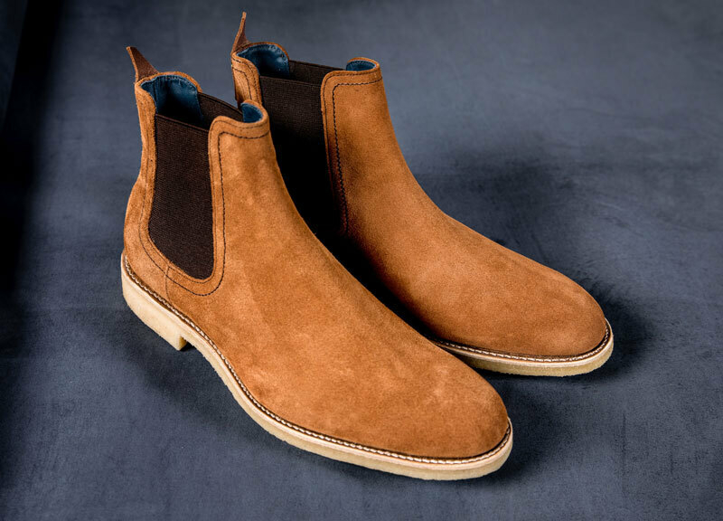 Лучше выьирать ботинки из кожи и нубука, за замшей требуется особый уход