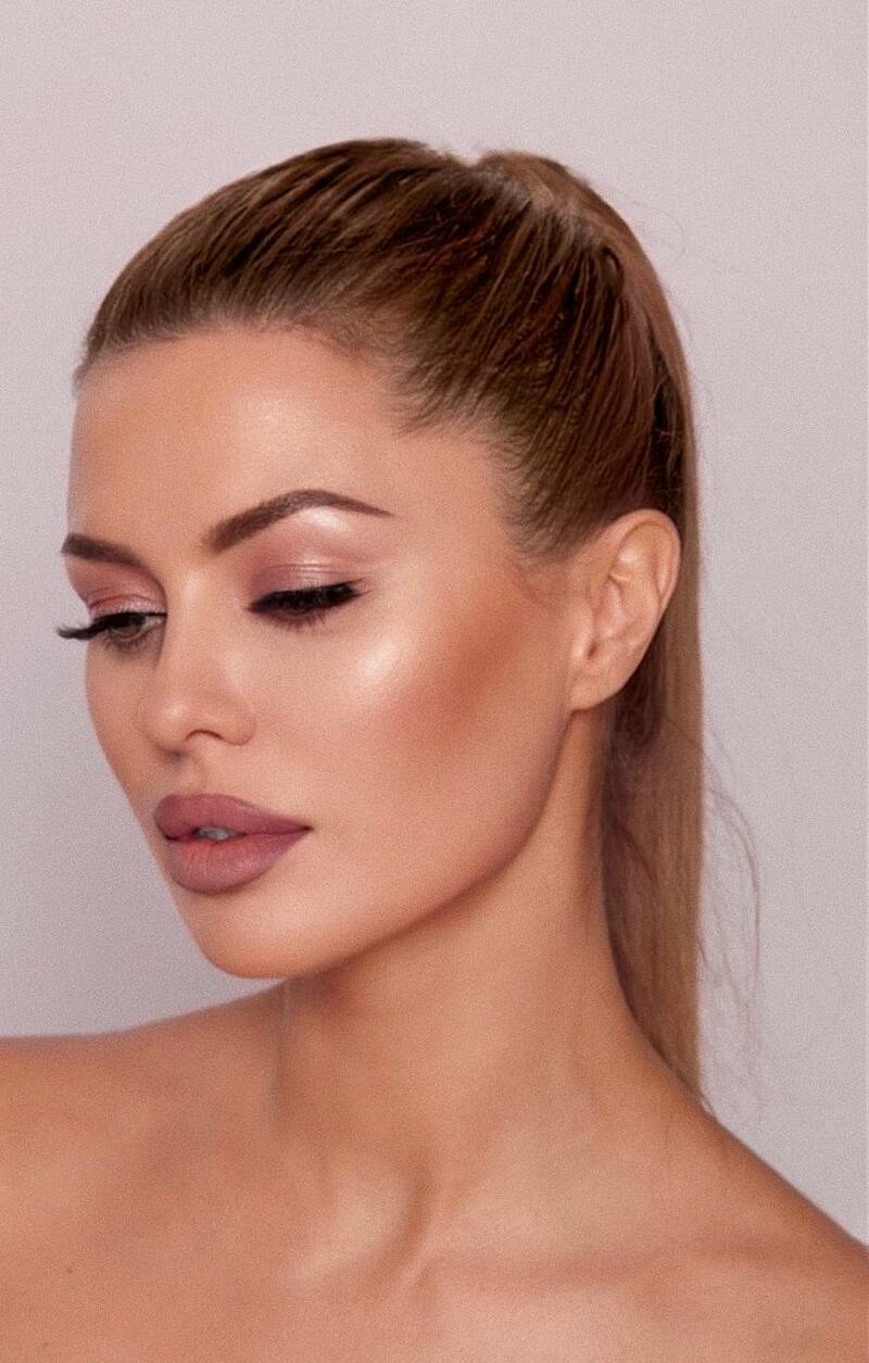 Виктория хорошо разбирается в бьюти-индустрии и даже занялась производством собственной помады