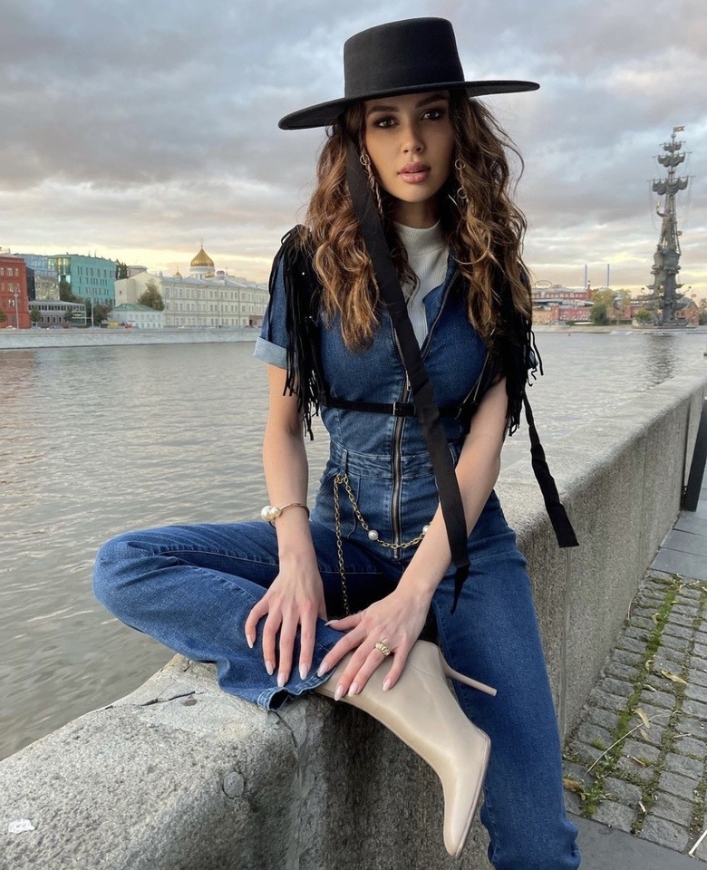 Анна Заворотнюк