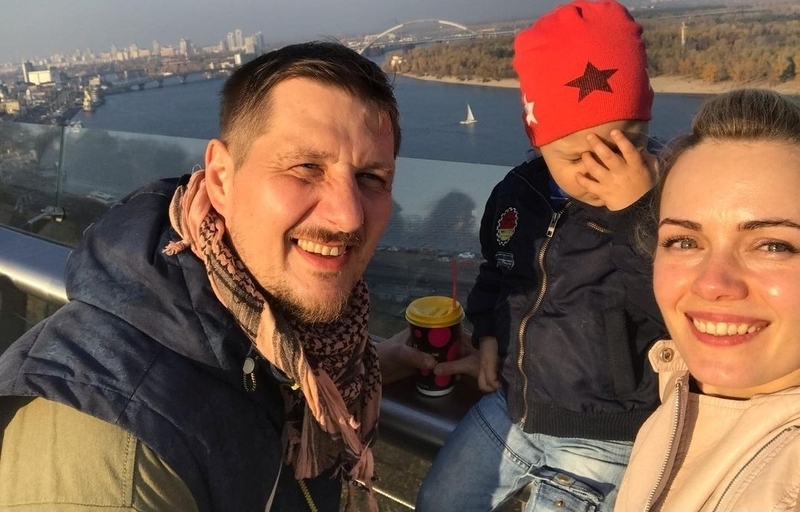 Анна счастливо замужем за оператором Владимиром, с которым познакомилась на съемках фильма "Офицеры"