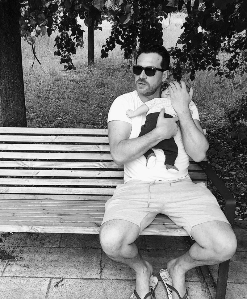 Актер с новорожденным сыном