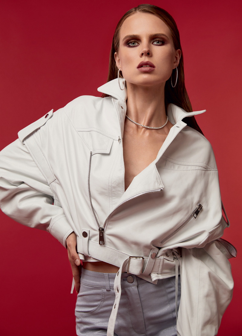 Куртка, manokhi; брюки, sorella; колье и серьги из коллекции Classic, все – Mercury