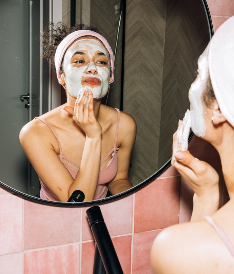 Специальные линейки, в которых появляются ультраувлажняющие маски, ночные патчи и продукты для укрепления и роста ресниц и бровей, – мастхэв нынешнего сезона