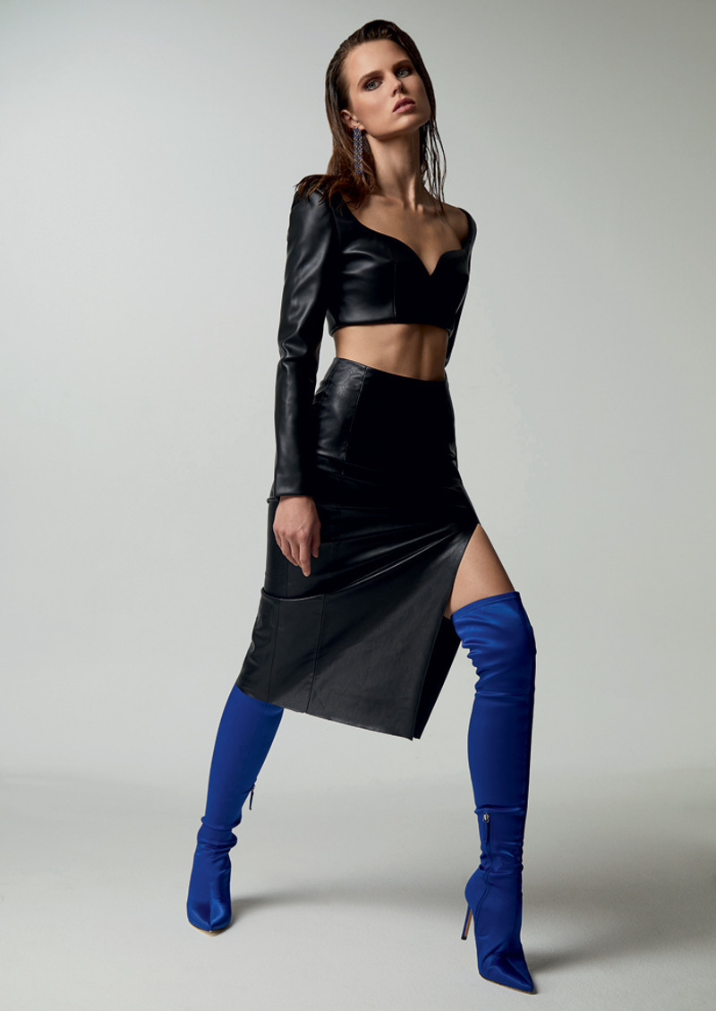 Топ и юбка, все – Giuseppe do Morabito; жакет, Valentino; ботфорты, Balenciaga; колье из коллекции Classic, кольцо из коллекции Color, все – Mercury