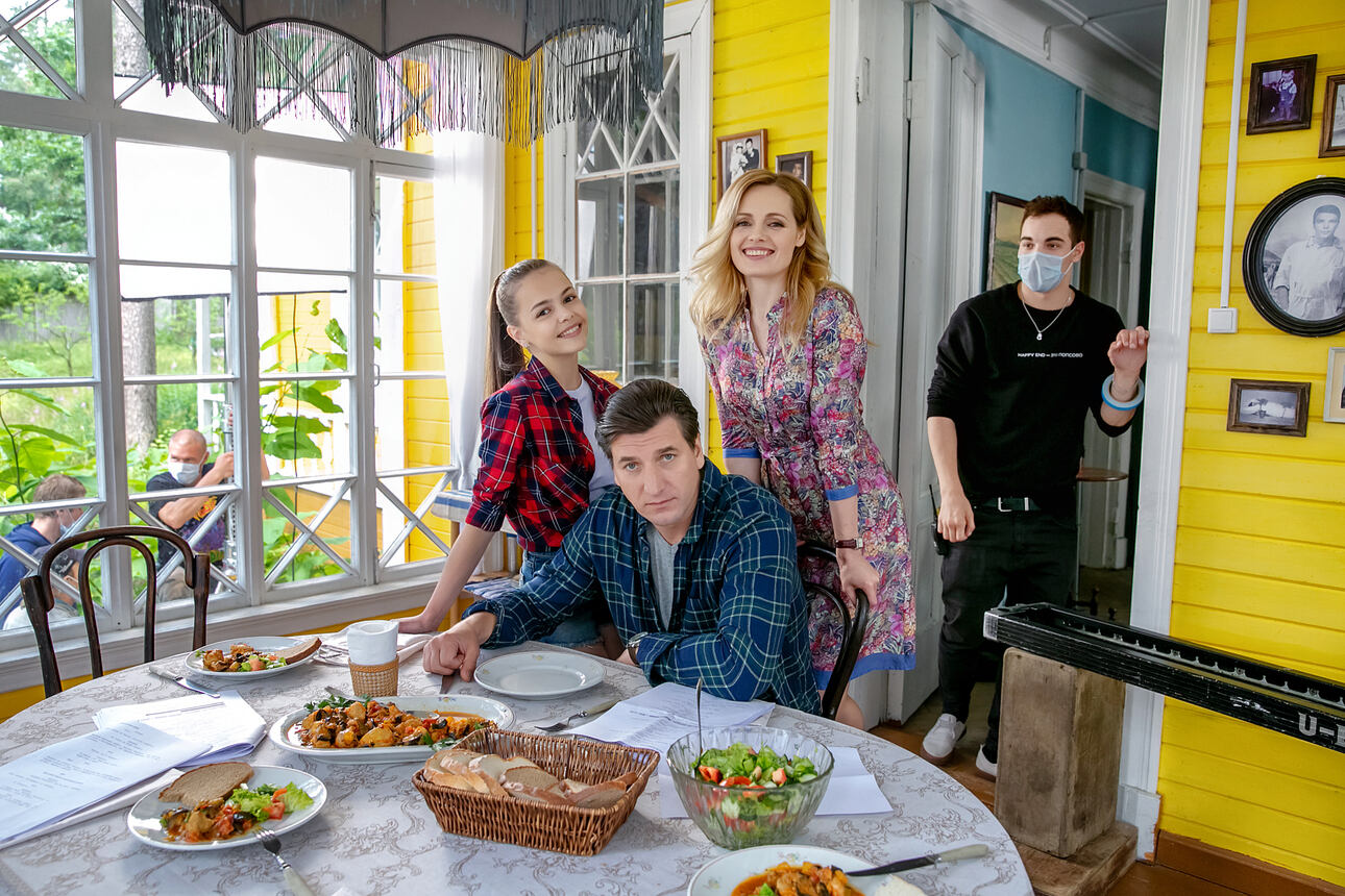 В сериале "Метод Михайлова" Анна сыграла роль бывшей жены главного героя в исполнении Александра Устюгова. Роль дочери Лизы сыграла юная Кристина Корбут