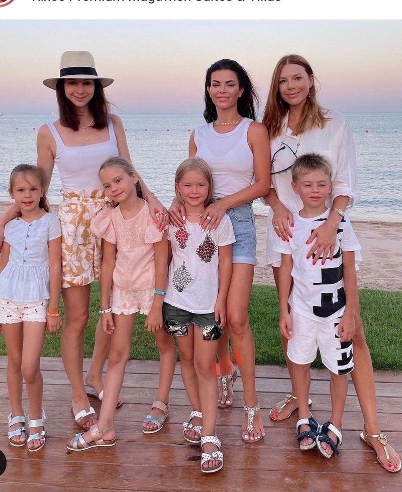 Компания звездных путешественников разместилась на двух шикарных виллах