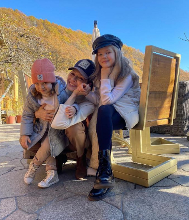 Елена Подкаминская растит троих детей