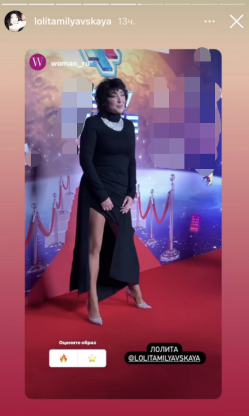 Певица вышла на красную дорожку в платье с глубоким разрезом