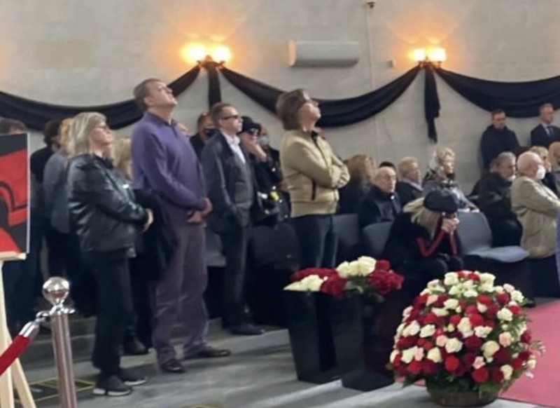 Примадонна разрыдалась на прощальной речи вдовы покойного