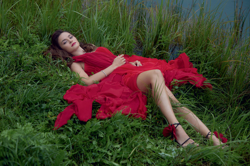 Платье и босоножки, все – Dolce&Gabbana; браслет и колье, все – Mercury