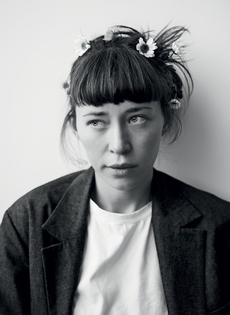 "С резюме на французском и моей черно-белой фотосессией я пришла в самое культовое модельное агентство Парижа и заявила, что хочу с ними работать"