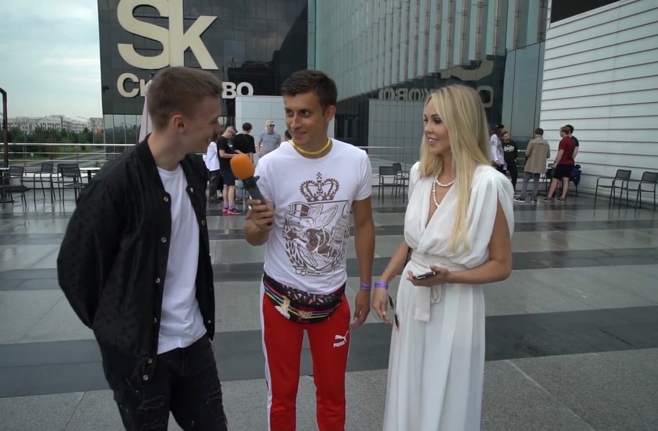 Женщина выбрала недорогой костюм из шелка