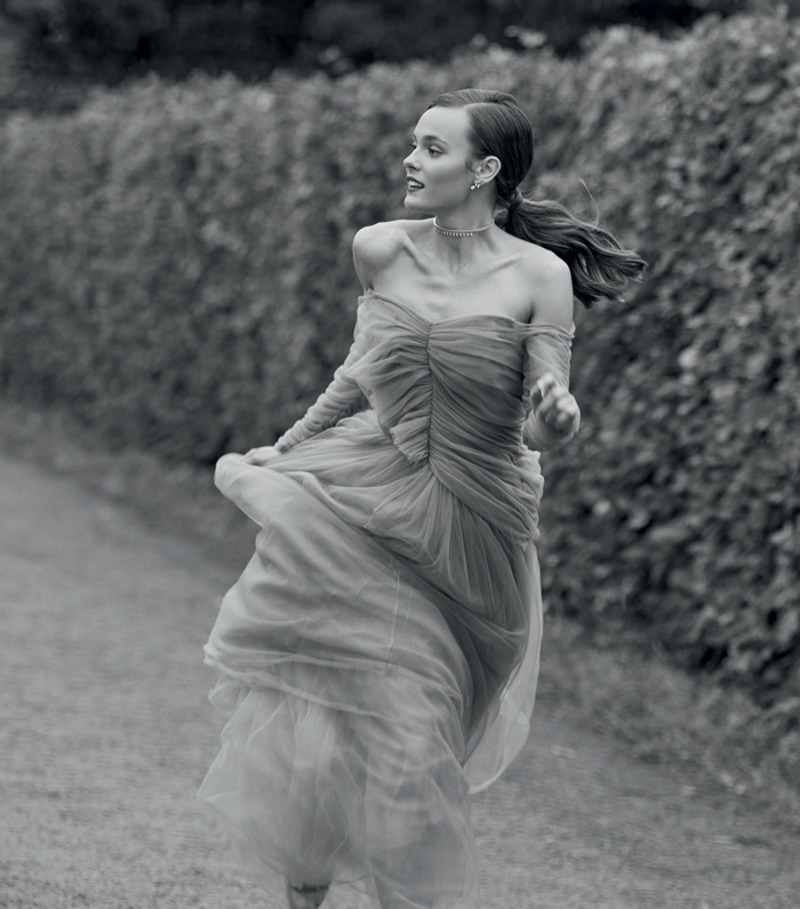 Платье, Алена Ахмадулина; серьги и колье, все – Messika