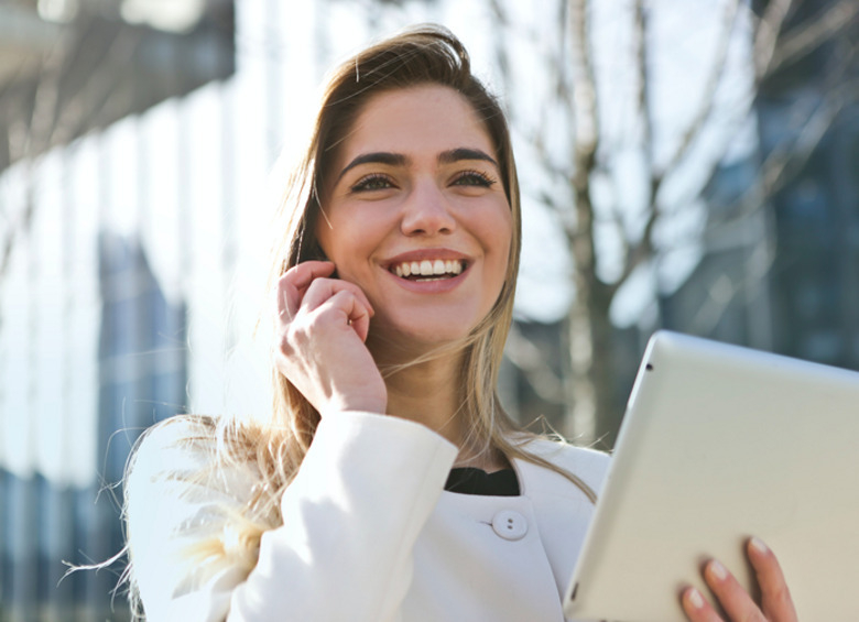 Ирригатор или зубная нить — что полезней для очищения зубов