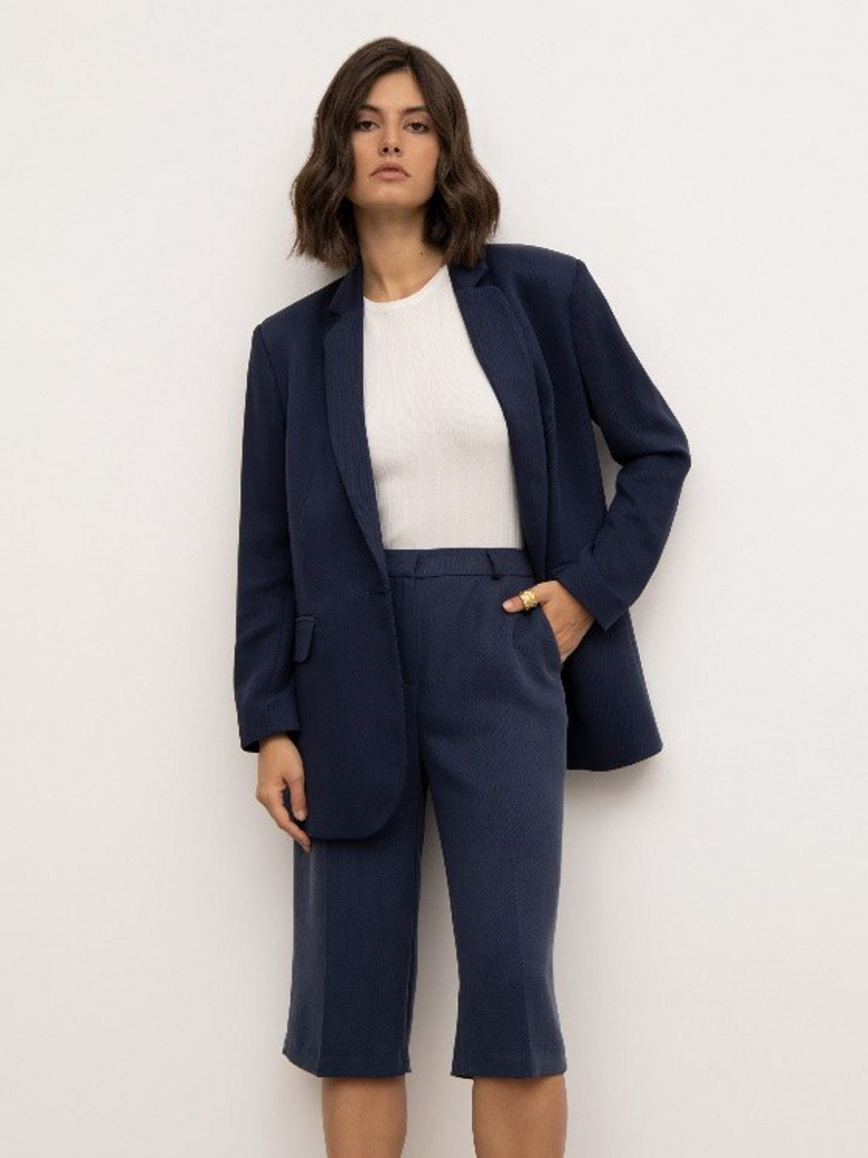 Костюмы с шортами-бермудами актуальны и для офиса, и для свидания