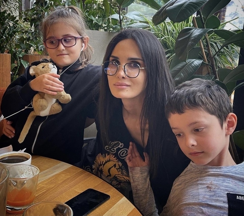 Алана Мамаева с детьми