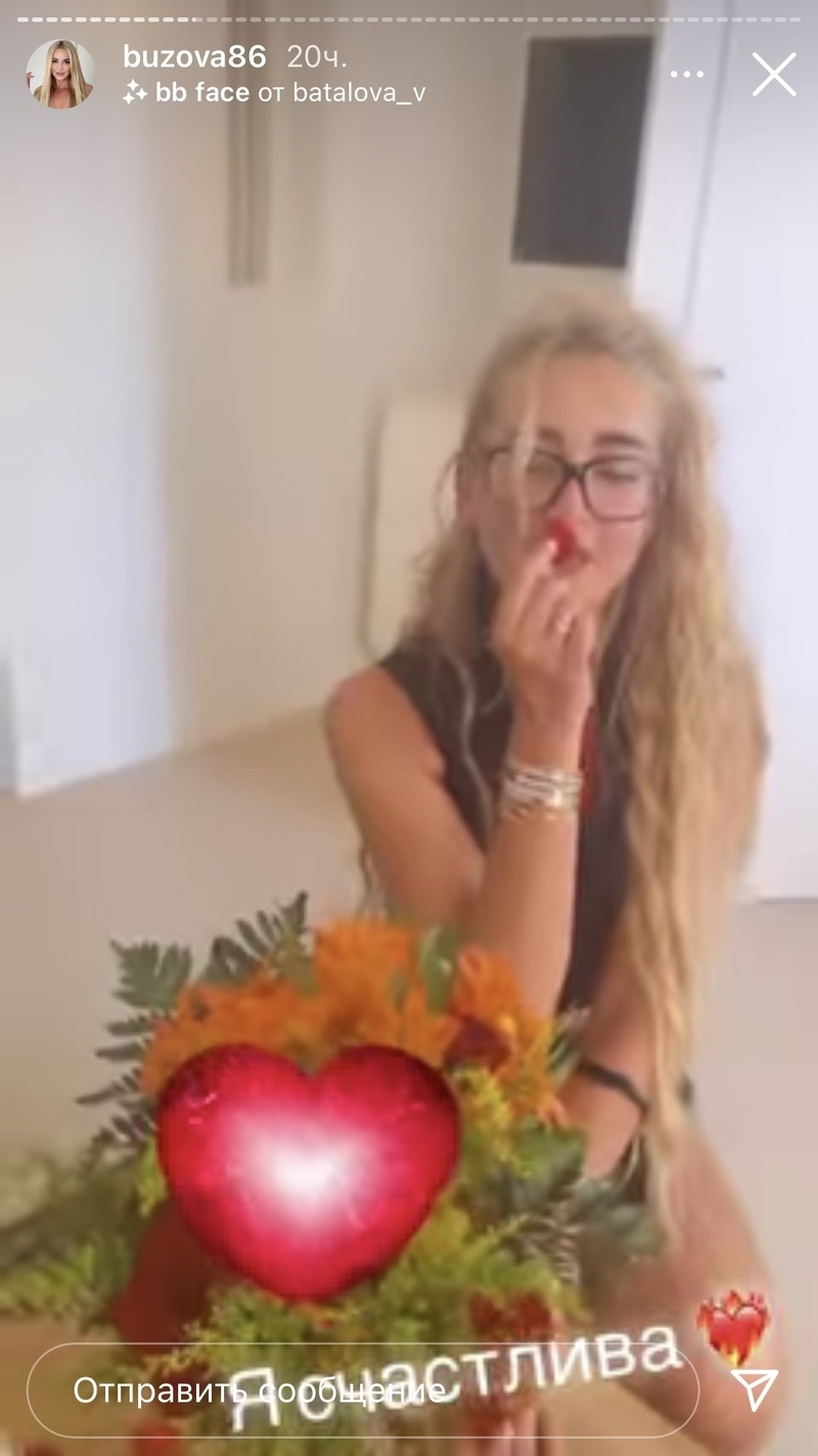 Звезда часто выкладывает видео с букетами цветов
