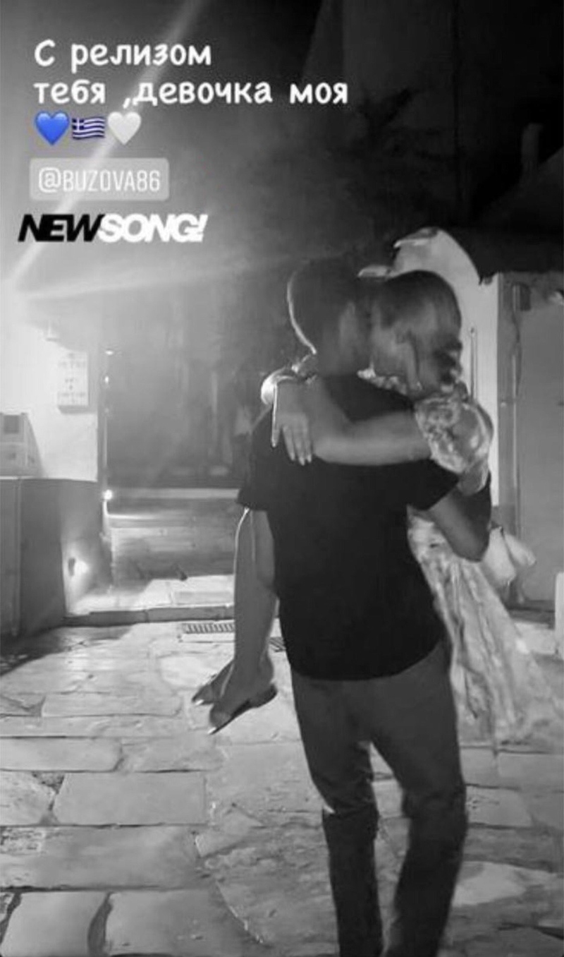 Темноволосый и высокий мужчина несет знаменитость на руках