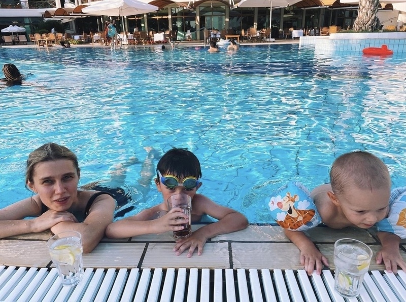 Актриса с сыновьями на отдыхе