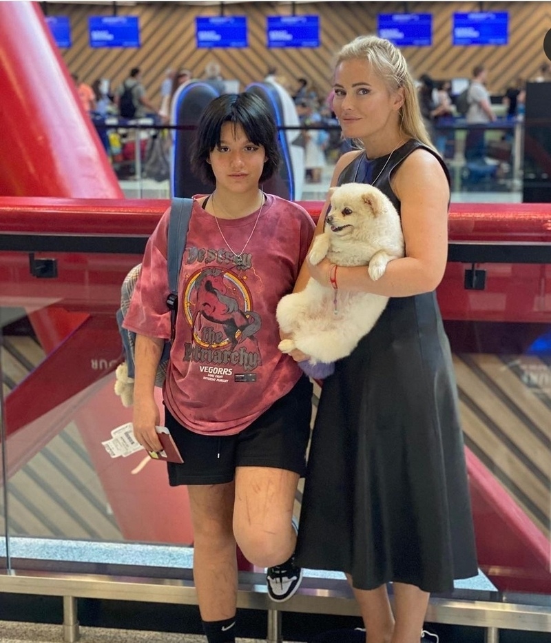 Телеведущая отправила 13-летнюю дочь в самостоятельное путешествие за рубеж