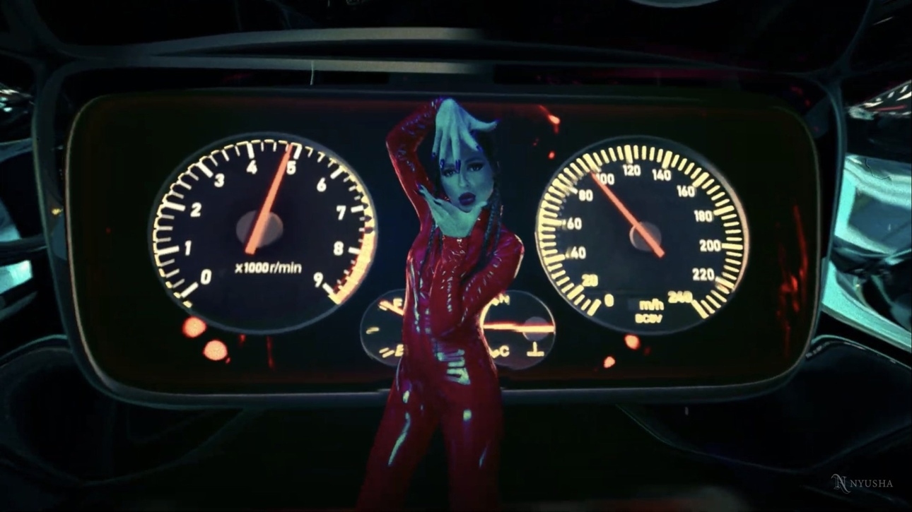 Облегающий костюм подчеркнул округлившийся живот певицы