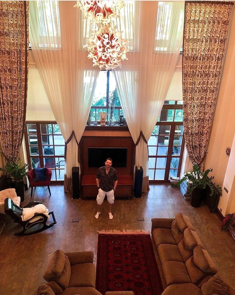 В интерьере Дорожкин предпочитает минимализм