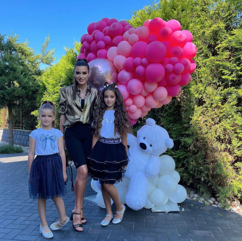 Звезды стараются купить с доходов загородный дом, а после перебраться туда вместе с семьей