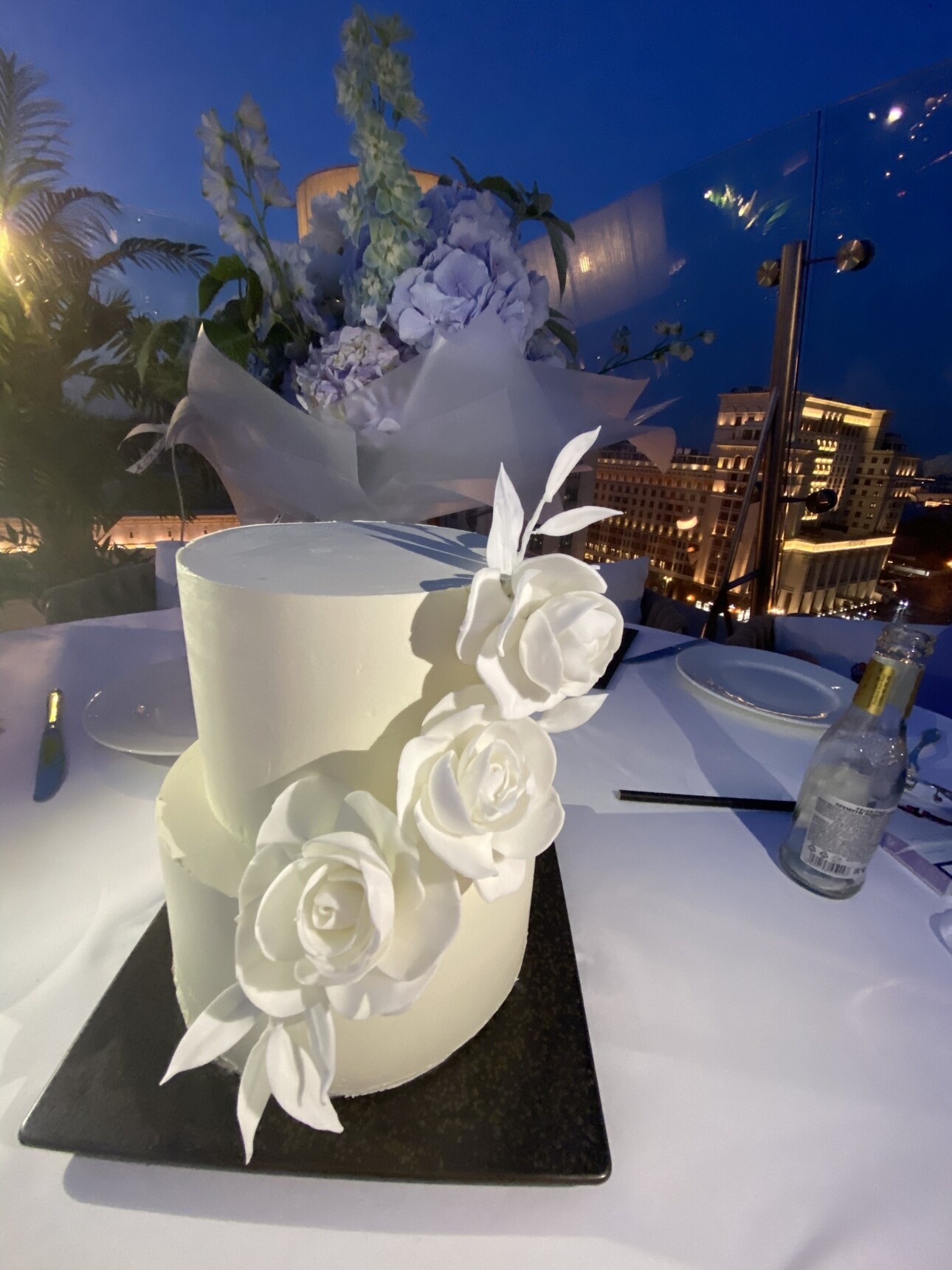 Великолепный торт стал главным украшением стола