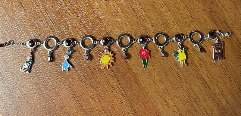 14-летний Костя сделал маме необычный подарок - браслет со своими детскими рисунками