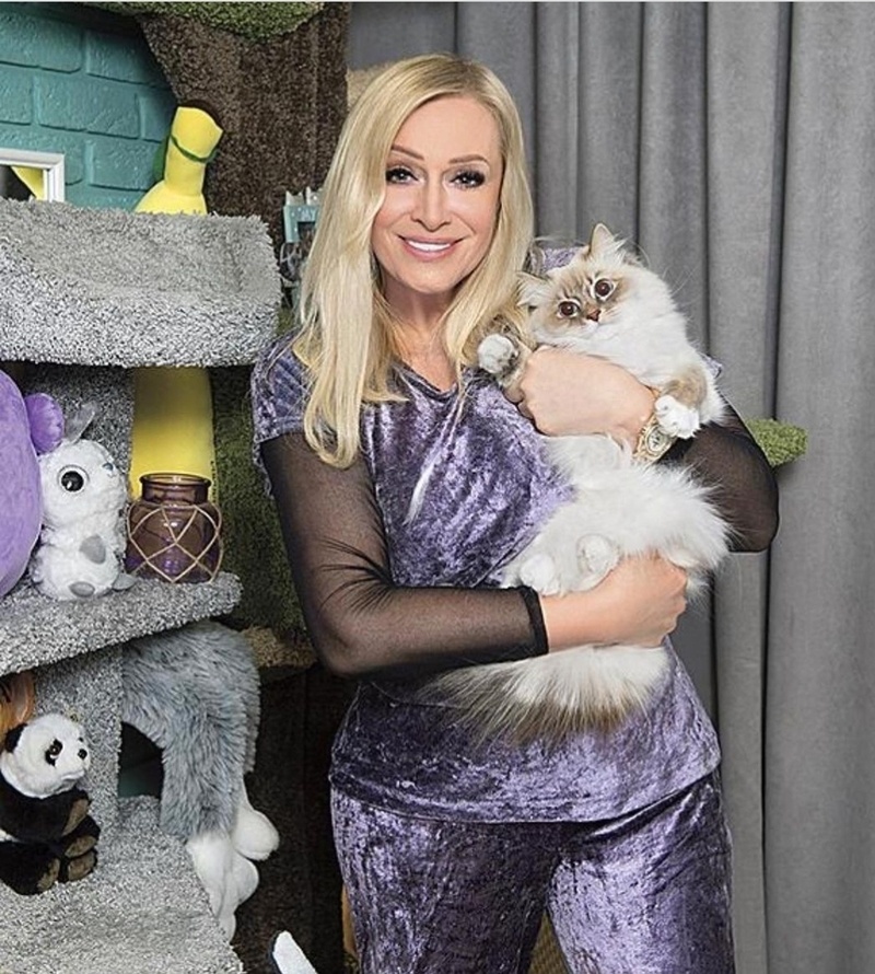 Певице пришлось брать кредит в несколько миллионов на лечение кота и установку зубных имплантов