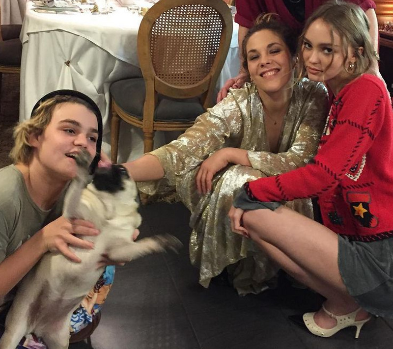 Джек иногда появляется в Инстаграме сестры