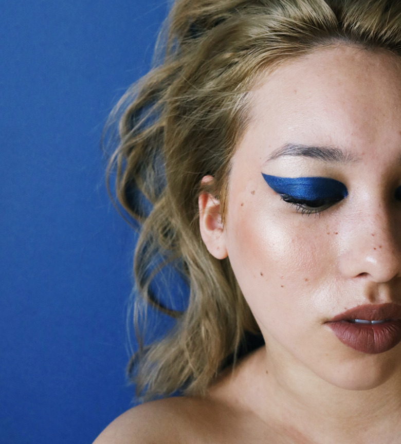 Выбираем синие оттенки для макияжа и маникюра