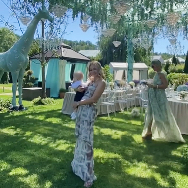 Яна Рудковская с сыном Арсением