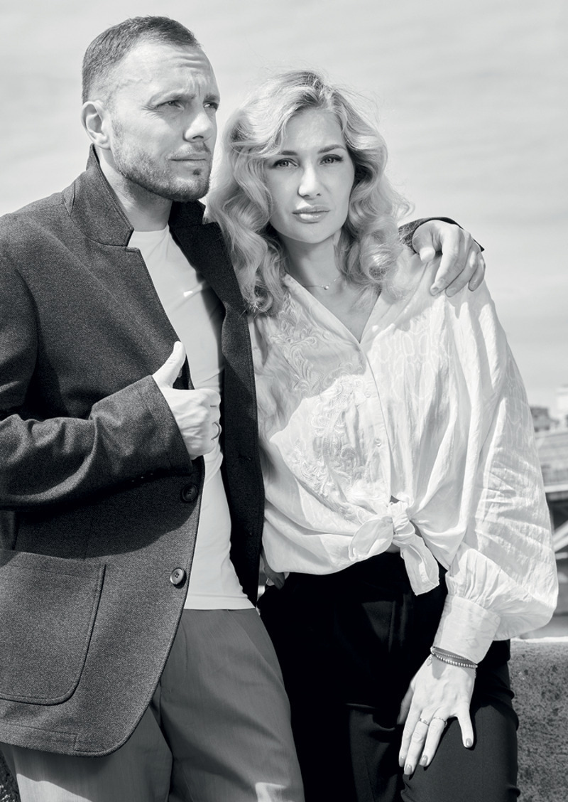 На Тимуре: пиджак и футболка, все – United Colors of Benetton; брюки, собственность героя На Анне: блузка, Gustav (OZ-Fashion); брюки, Patrizia Pepe (Live Pr)