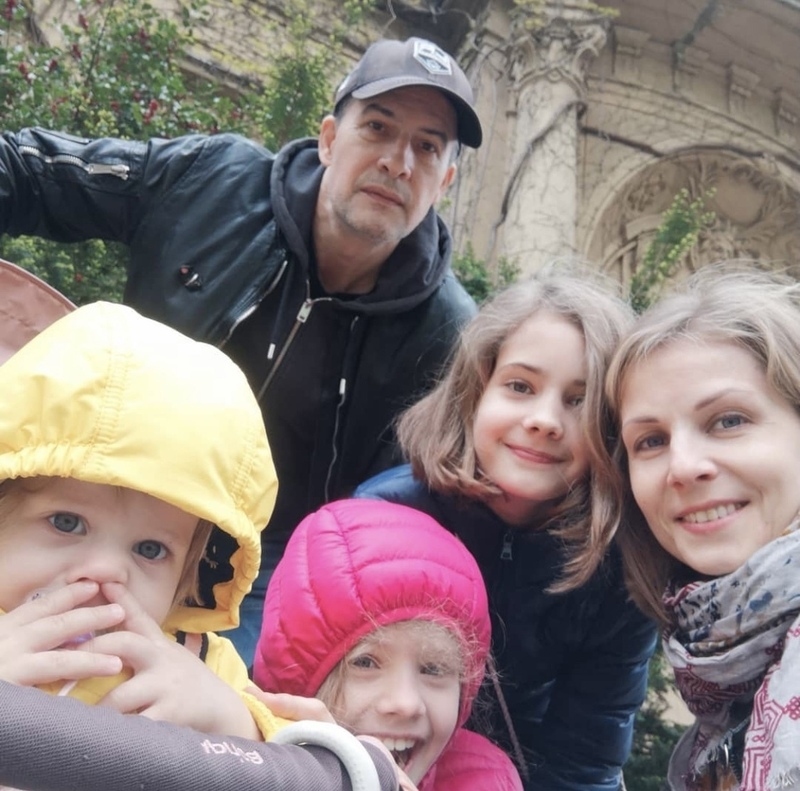 Актер со своей женой и дочерьми