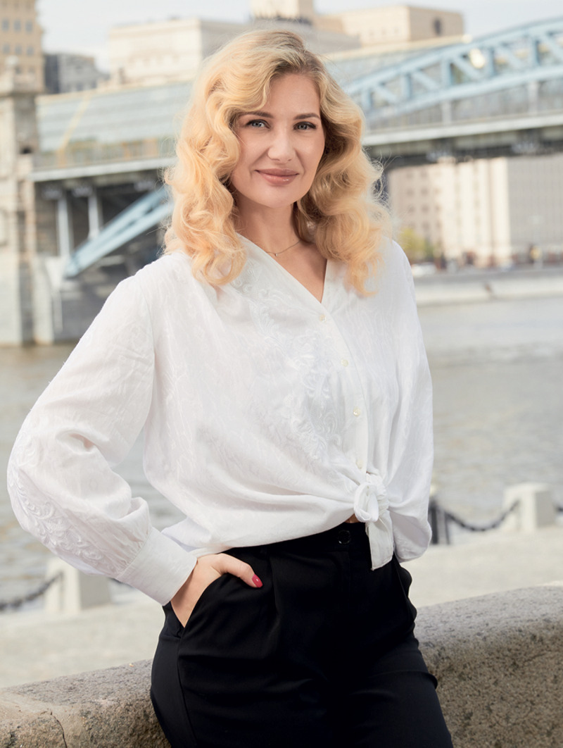 Блузка, Gustav (OZ-Fashion); брюки, Patrizia Pepe (Live Pr)