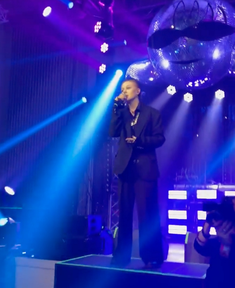 Для родителей в этот вечер пела дочь Лидия