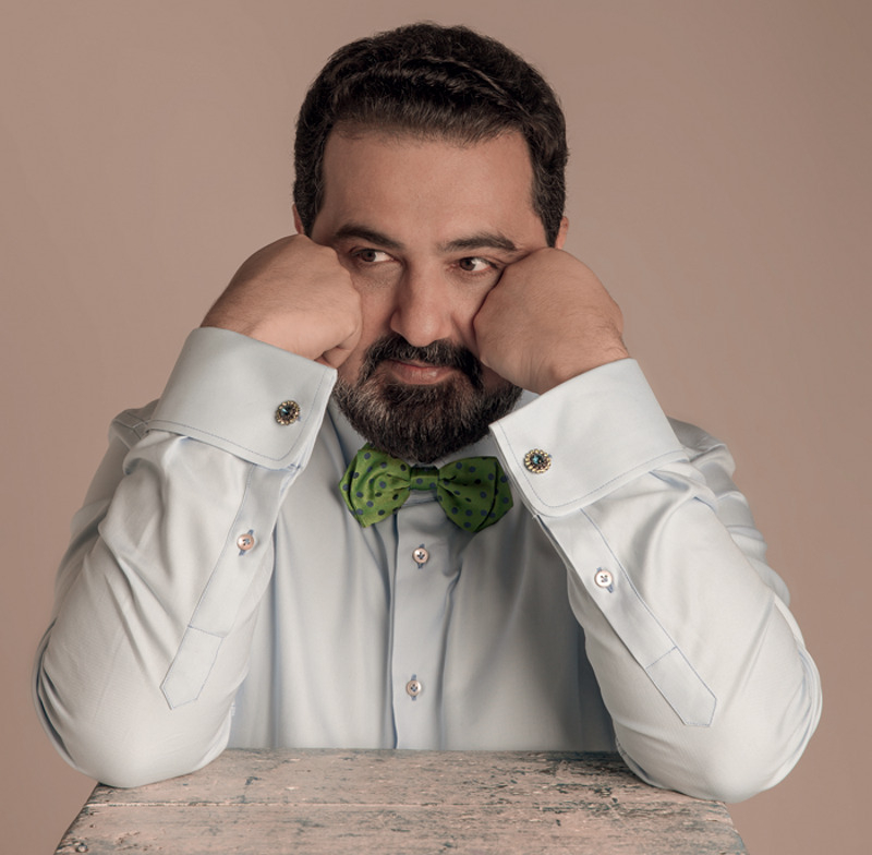 указом президента Азизову присвоили звание народного артиста азербайджана, и он всегда возит на гастроли флаг своей страны