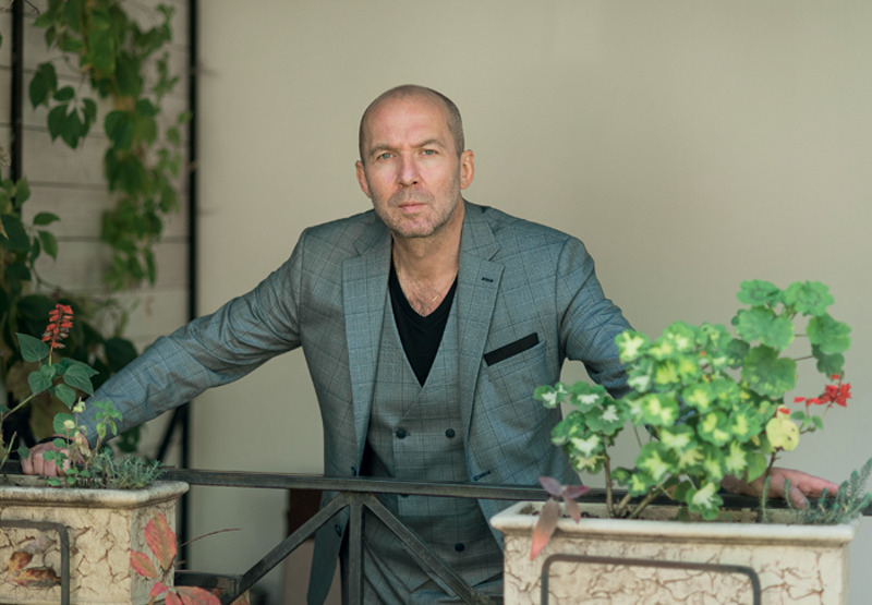 "Я не транжира. Но подарки люблю делать дорогие. И вообще не экономлю на том, что нравится. На дом мечты спускаю все заработанное"