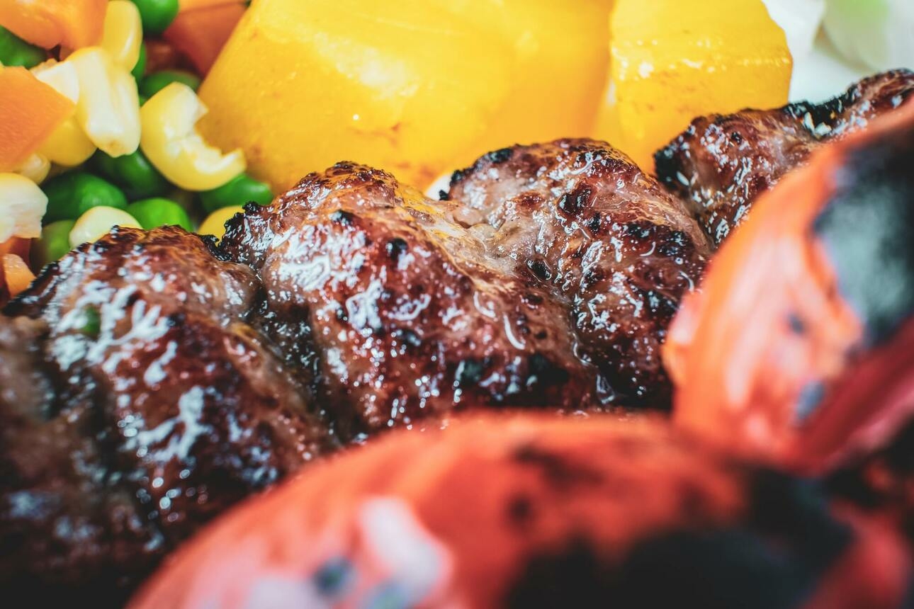 Пережаренную часть мяса можно срезать ножом