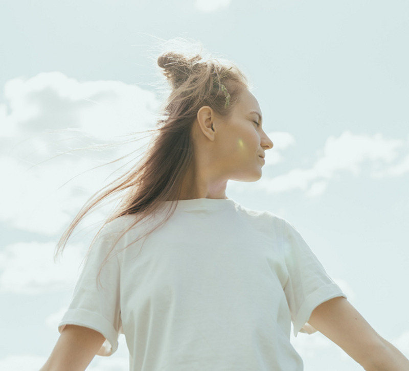 Совершенно не зря наши бабушки и мамы делали огуречные маски – они действительно значительно осветляют эпидермис