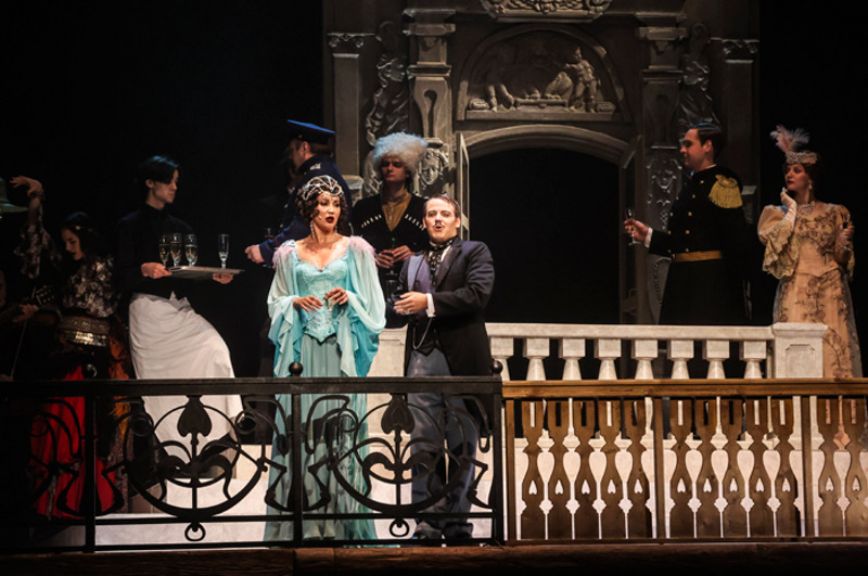 Ольга Бузова во время спектакля