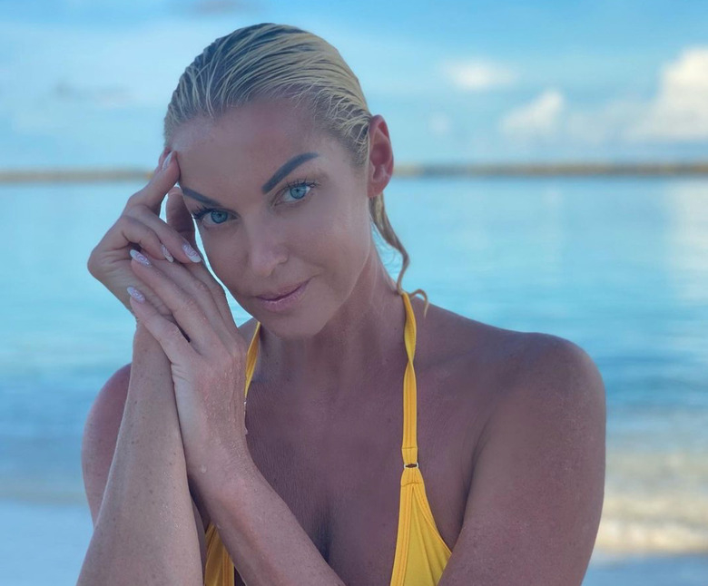 Их милую внешность макияж портит