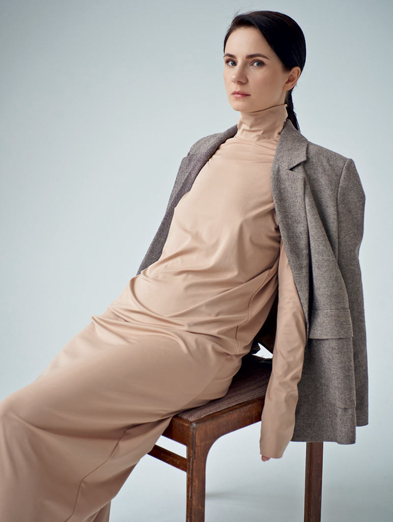 "Я хочу еще верить и живу, как говорят, в розовых очках. Хочу, чтобы любви было больше… Но я могу себя защитить и быть жесткой ради дела"