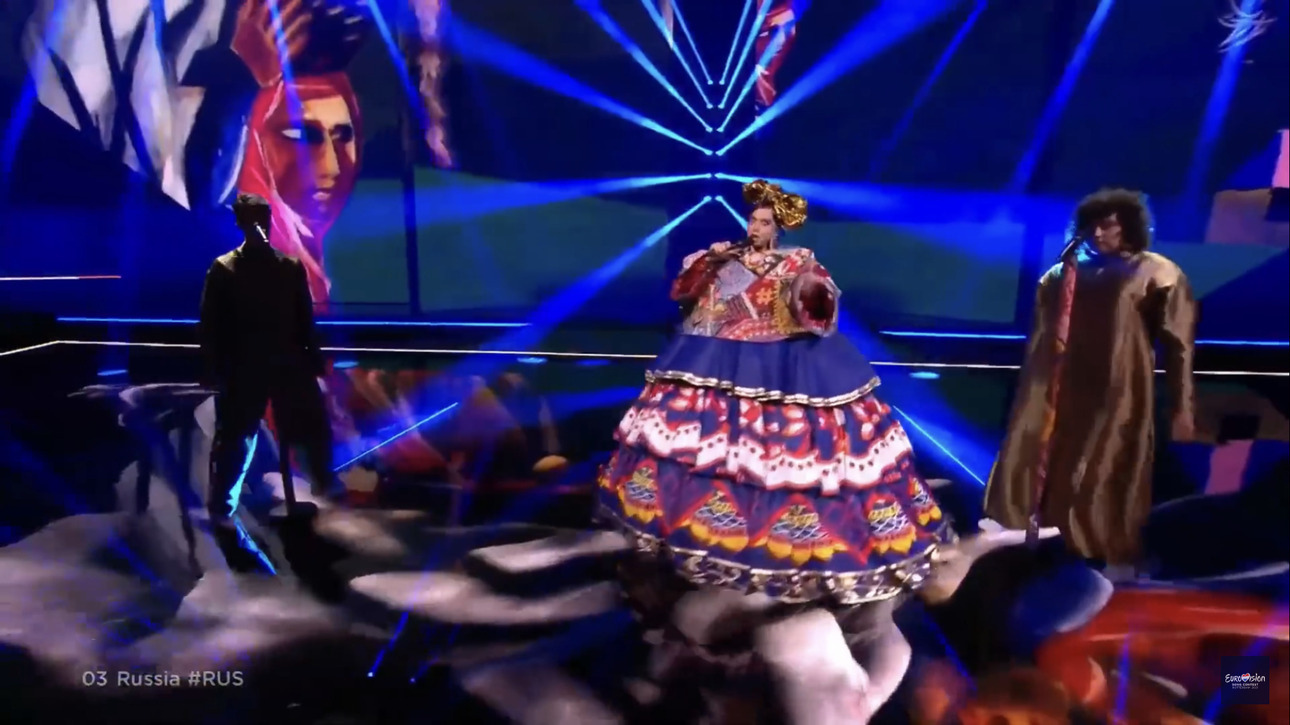 Певица сделала наряд из тканей с разных точек России