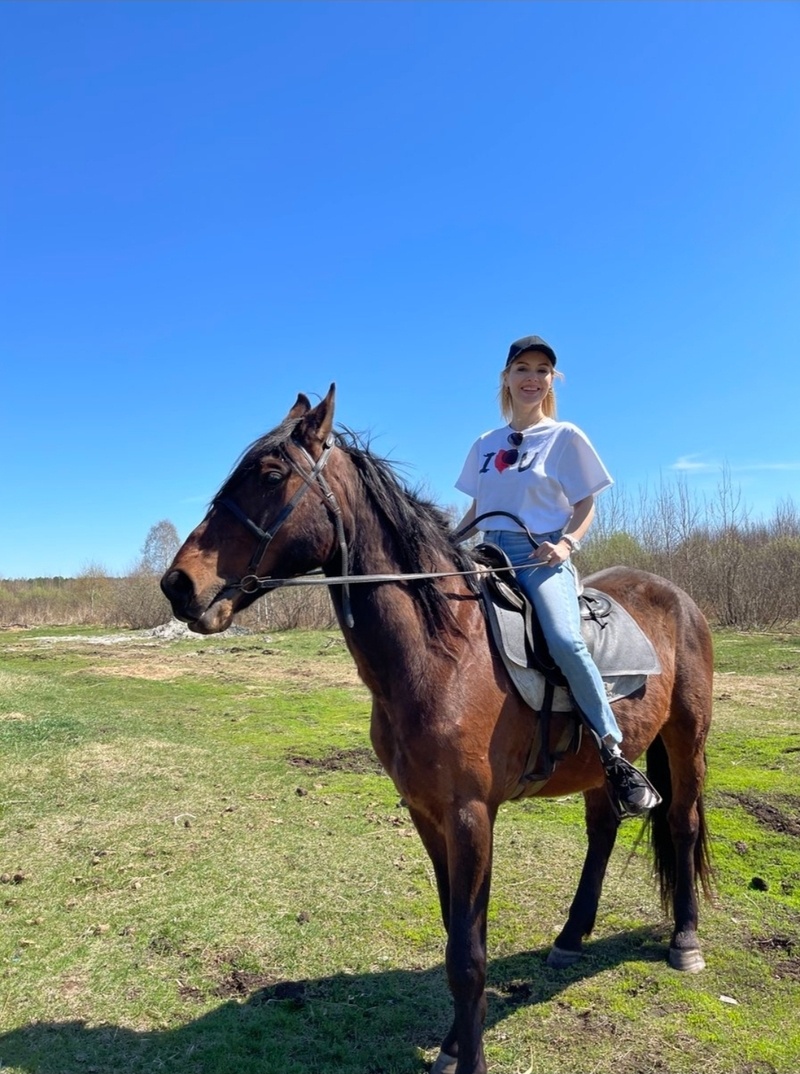 Ведущая также оседлала лошадь