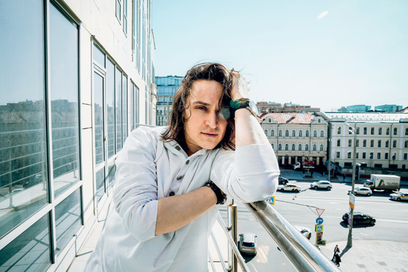 юрий практикует йогу и периодичеcки устраивает день поста, чтобы «не перегружать себя всяческими мыслями и едой»