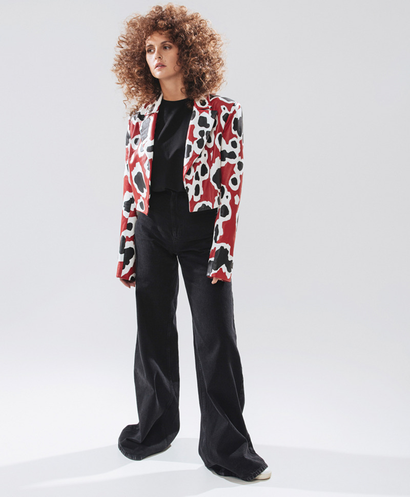 Куртка, VIVAVOX; футболка, JIL SANDER; джинсы, TTSWTRS; кеды, CELINE